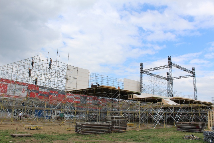 Budowa ołtarza na Campus Misericordiae