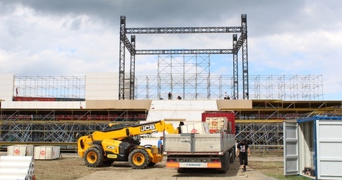 Konstrukcja ołtarza już gotowa