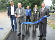 Jacek Krywult, prezydent Bielska-Białej otworzył oficjalnie nową trasę pieszo-rowerową wokół lotniska w Aleksandrowicach