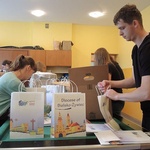 Wolontariusze kompletują pakiety na "Dni w Diecezji"