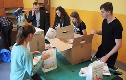 Wolontariusze kompletują pakiety na "Dni w Diecezji"