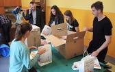 Wolontariusze kompletują pakiety na "Dni w Diecezji"