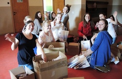 Wolontariusze podczas pakowania pielgrzymich pakietów w Wapienicy