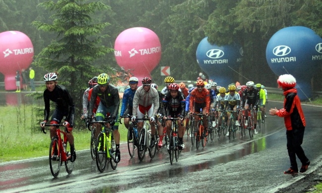 Tour de Pologne w strugach deszczu