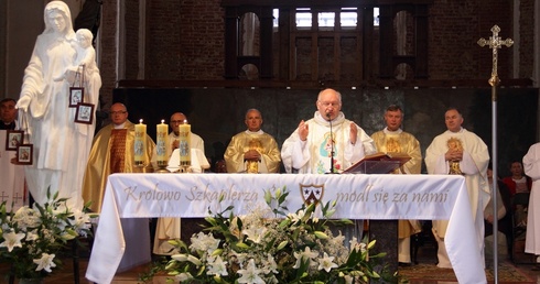 Szkaplerz Najświętszej Maryi Panny z Góry Karmel zapoczątkowany został przez św. Szymona Stocka