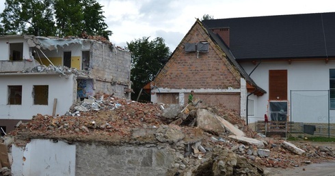 Szkoła zrównana z ziemią