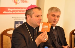 Bp Leszek Leszkiewicz prezentuje bilet wejściowy na spotkanie z papieżem w Brzegach