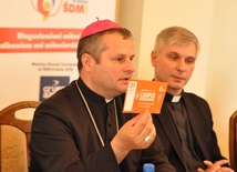 Bp Leszek Leszkiewicz prezentuje bilet wejściowy na spotkanie z papieżem w Brzegach