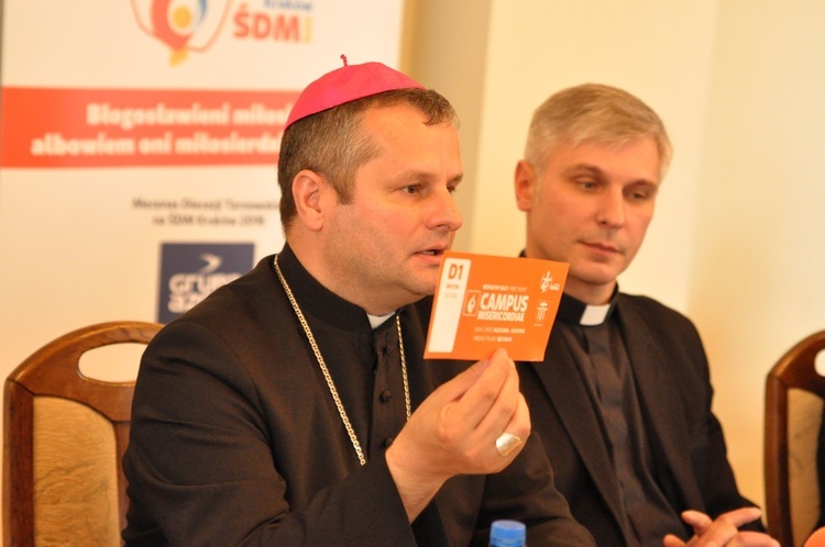 Bp Leszek Leszkiewicz prezentuje bilet wejściowy na spotkanie z papieżem w Brzegach