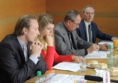 Od lewej: ks. Łukasz Gąsiorek, Joanna Kulesza, Mirosław Sitko - burmistrz Skoczowa i Ryszard Macura - burmistrz Cieszyna