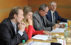 Od lewej: ks. Łukasz Gąsiorek, Joanna Kulesza, Mirosław Sitko - burmistrz Skoczowa i Ryszard Macura - burmistrz Cieszyna