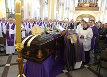 Mszy św. pogrzebowej abp. Zygmunta Zimowskiego w katedrze radomskiej przewodniczy abp Konrad Krajewski