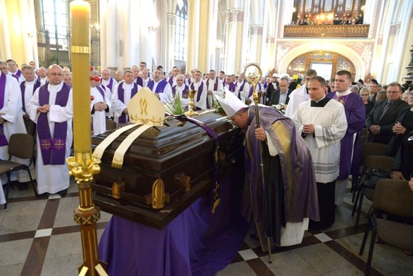 Mszy św. pogrzebowej abp. Zygmunta Zimowskiego w katedrze radomskiej przewodniczy abp Konrad Krajewski