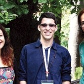 Sara, Anderson i Elanie – młodzi ewangelizatorzy z brazylijskiej wspólnoty Shalom.