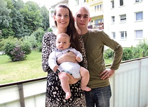 Ania, Michał i Mikołaj Chojnowscy na kilka dni przed przyjazdem pielgrzymów.