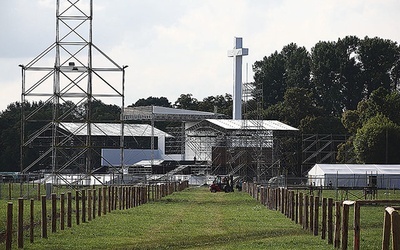 Jako pierwszy ukończony został ołtarz na Błoniach, którego budowa ruszyła na początku czerwca.