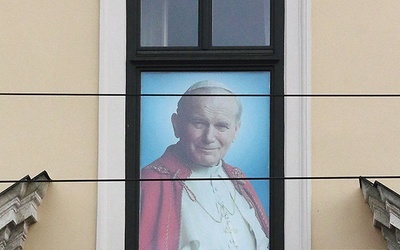 Ojciec Święty Franciszek prawdopodobnie już w środę  28 lipca po raz pierwszy stanie w oknie papieskim,  by pozdrowić zebranych na ul. Franciszkańskiej.