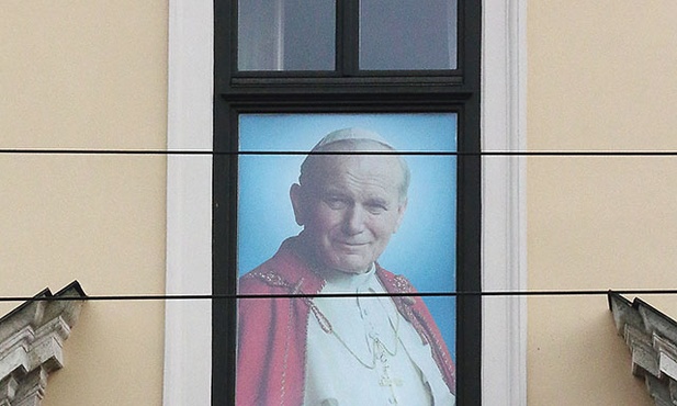 Ojciec Święty Franciszek prawdopodobnie już w środę  28 lipca po raz pierwszy stanie w oknie papieskim,  by pozdrowić zebranych na ul. Franciszkańskiej.
