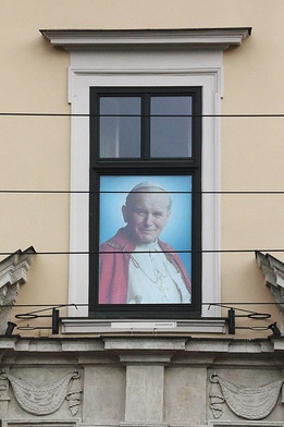 Ojciec Święty Franciszek prawdopodobnie już w środę  28 lipca po raz pierwszy stanie w oknie papieskim,  by pozdrowić zebranych na ul. Franciszkańskiej.