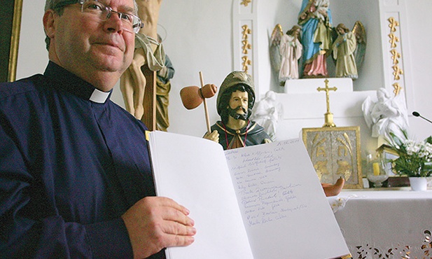 Księga w lubańskim kościele kryje w sobie setki wpisów pielgrzymów idących po szlakach jakubowych.