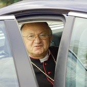 Już jako arcybiskup Z. Zimowski żegna się z diecezją radomską, jadąc do Watykanu.