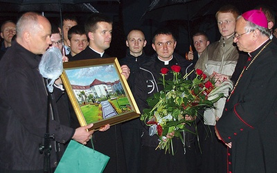 Wyjeżdżając do Watykanu, abp Zimowski otrzymał obraz przedstawiający radomskie seminarium.
