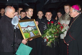 Wyjeżdżając do Watykanu, abp Zimowski otrzymał obraz przedstawiający radomskie seminarium.