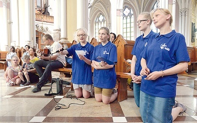 Radomscy wolontariusze Światowych Dni Młodzieży polecają Bogu sukces spotkania w Krakowie.