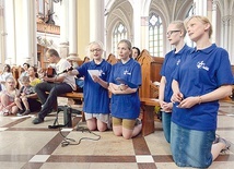Radomscy wolontariusze Światowych Dni Młodzieży polecają Bogu sukces spotkania w Krakowie.