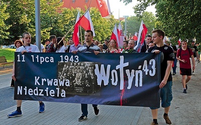 ▲	W trasie marszu wyczytywano imiona, nazwiska i wiek pomordowanych w latach 1941–1945 na terenie byłych Kresów RP.