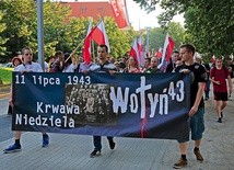 ▲	W trasie marszu wyczytywano imiona, nazwiska i wiek pomordowanych w latach 1941–1945 na terenie byłych Kresów RP.