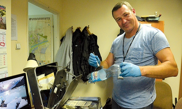 Asp. sztab. Karol Teter pokazuje techniki pobierania śladów dowodowych.