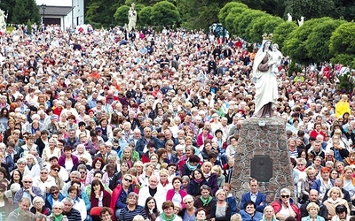 ▼	Wśród pielgrzymów było wiele grup z diecezji płockiej, zwłaszcza z okolic Dobrzynia n. Drwęcą i Rypina, a także pątnicy z Warszawy, Wyszkowa, Śląska, Grodziska Mazowieckiego i innych części Polski.