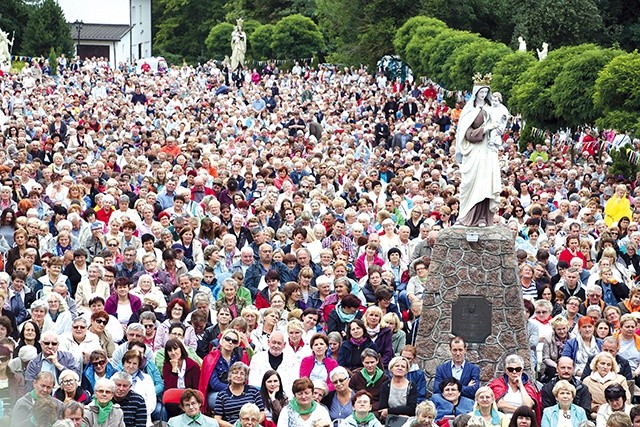 ▼	Wśród pielgrzymów było wiele grup z diecezji płockiej, zwłaszcza z okolic Dobrzynia n. Drwęcą i Rypina, a także pątnicy z Warszawy, Wyszkowa, Śląska, Grodziska Mazowieckiego i innych części Polski.