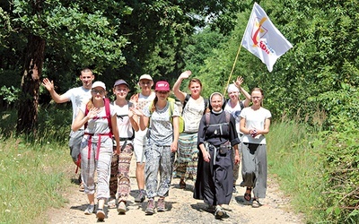 Pielgrzymi pokonują codziennie średnio  ok. 20–30 km.