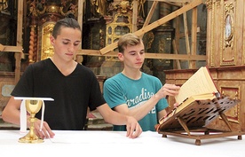 Obsługa naczyń i ksiąg liturgicznych to umiejętności,  które powinien posiadać każdy ministrant i lektor.