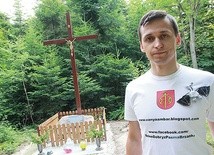 Jakub Nowak pokazuje teren cmentarza cholerycznego w Zalasowej, jednego z większych w Małopolsce.