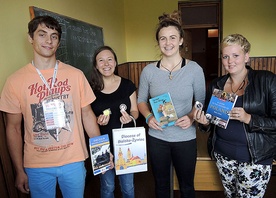 ◄	Od lewej: Adrian Błasiak z Rajska, Roksana Szoblik i Ania Olma z Kamienicy oraz Marzena Pasternak z Jawiszowic-Osiedla Brzeszcze