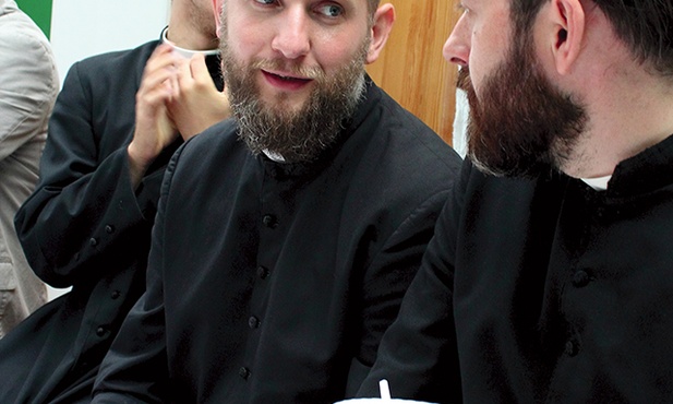 Coraz więcej młodych wyjeżdża na rekolekcje oazowe. – Oni są  w Kościele, użyczają się Kościołowi. Bo nie o to chodzi, aby było fajnie, ale żeby wzrastać, zakorzenić się w Kościele  i służyć swoimi talentami. To przynosi owoce, rodzi innych do wiary – mówi ks. Paweł Roszyński.