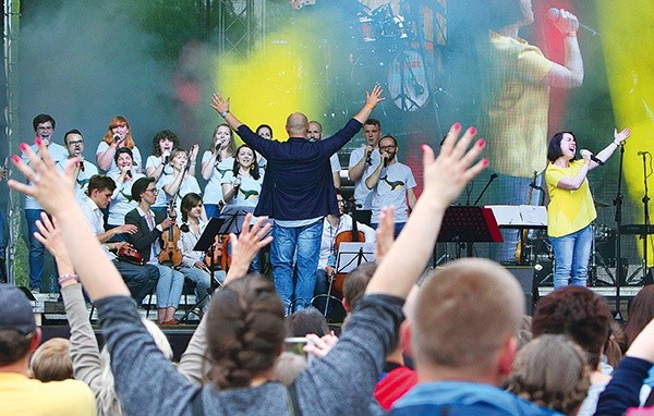 Zespół niemaGOtu, któremu przewodzi Kuba Blycharz, twórca hymnu ŚDM na Bądź jak Jezus w parku Słupna w Mysłowicach. 