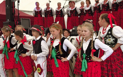Połączone zespoły pieśni i tańca góralskiego z Dąbrowy (gmina Świerczów).
