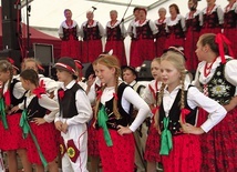 Połączone zespoły pieśni i tańca góralskiego z Dąbrowy (gmina Świerczów).