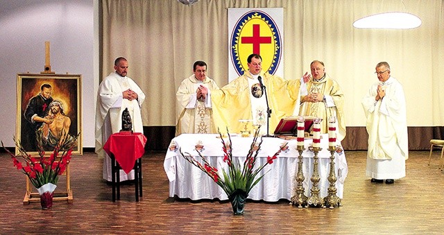 ▲	W Eucharystii modlitwą zostali objęci wszyscy chorzy i cierpiący w Zabrzu. 