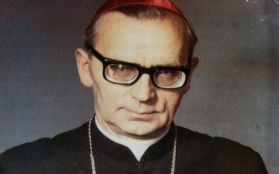 Bp Jan Wosiński przeżył 82 lata, w tym 57 lat w kapłaństwie i 34 lata w biskupstwie. W jego herbie biskupim było zawołanie "Niepokalana zwycięży!"