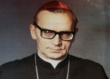 Bp Jan Wosiński przeżył 82 lata, w tym 57 lat w kapłaństwie i 34 lata w biskupstwie. W jego herbie biskupim było zawołanie "Niepokalana zwycięży!"