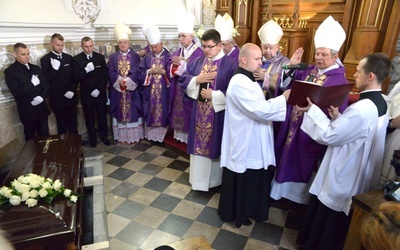 Na prośbę kard. Stanisława Dziwisza, ceremonii złożenia trumny z ciałem śp. abp. Zygmunta Zimowskiego do grobu w kaplicy MB Częstochowskiej przewodniczył bp Henryk Tomasik