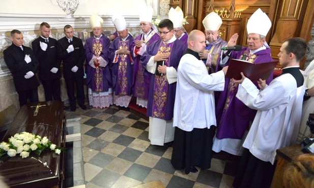 Na prośbę kard. Stanisława Dziwisza, ceremonii złożenia trumny z ciałem śp. abp. Zygmunta Zimowskiego do grobu w kaplicy MB Częstochowskiej przewodniczył bp Henryk Tomasik