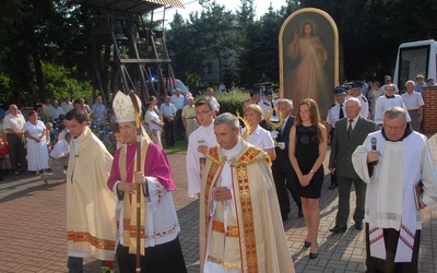 Procesja do kościoła w Bogumiłowicach