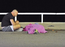 14.07.2016. Nicea. Opłakiwanie ofiar zamachu terrorystycznego. Ponad 80 osób zginęło, gdy w tłum ludzi zgromadzonych z okazji Święta Narodowego na nicejskiej promenadzie wjechała ciężarówka zamachowca.