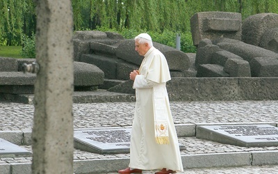 Auschwitz-Birkenau. 28 maja 2006 r. Benedykt XVI pytał o milczenie Boga. Franciszek zapowiedział, że w tym miejscu będzie milczał.